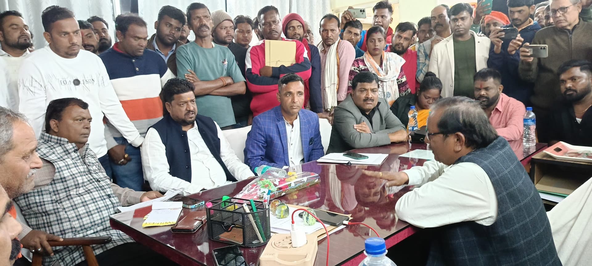 Dhanbad News  : गिरिडीह सांसद के तेवर तल्ख, जीएम को दी हिलटॉप का काम रोकने की हिदायत