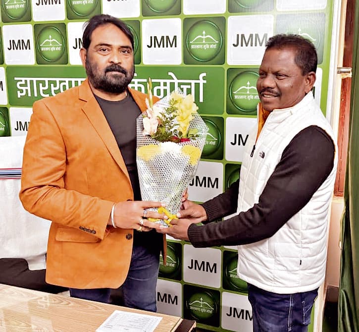 Jamshedpur News : साकची में झामुमो नेताओं में धक्का-मुक्की, सीनियर ने किया बीच-बचाव