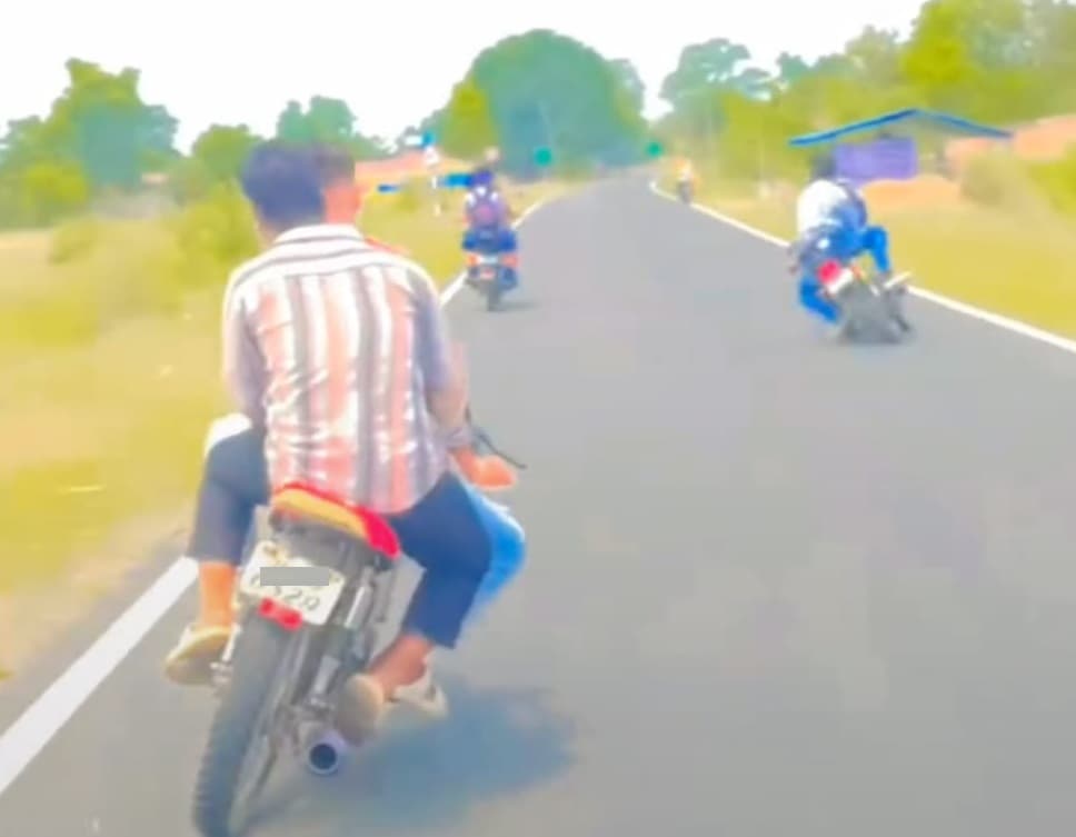 Jamshedpur News : स्टंट ड्राइविंग कर वीडियो पोस्ट करने वाले गिरोह को पुलिस ने पकड़ा, माफीनामा वीडियो बनवाकर छोड़ा