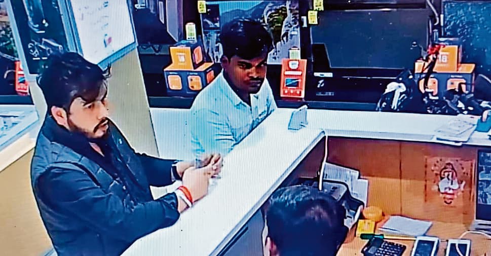 Ranchi News : एटीएम कार्ड बदलकर 44 हजार रुपये की टीवी खरीदी