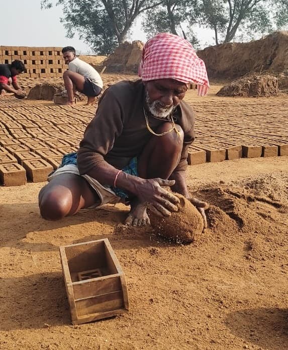 Bokaro News : पेंशन के लिए 12 साल से भटक रहे 72 वर्षीय भूषण कपरदार