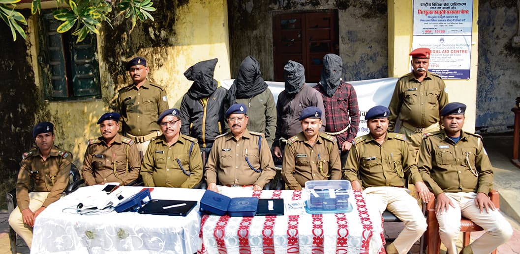 Dhanbad News : तेलंगाना के कुख्यात रेड्डी अन्ना गैंग के लिए काम करते हैं तपोवन कॉलोनी में पकड़े गये साइबर अपराधी