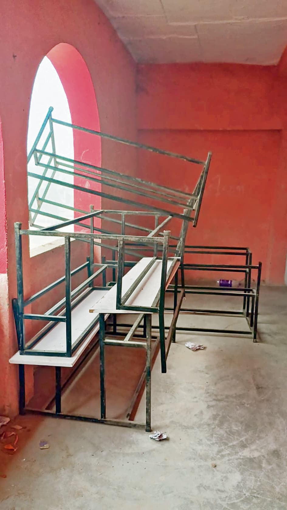 Hajipur News : पुलिस के जवानों ने स्कूल की बेंच डेस्क की तख्ती उखाड़ कर बनाया बेड