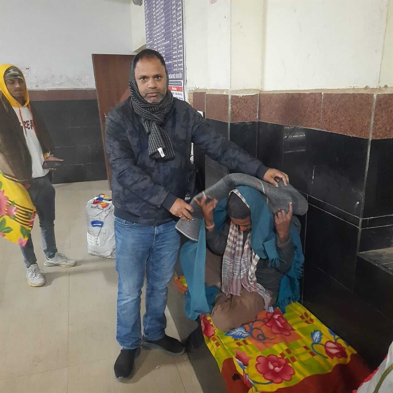 बीडीओ ने जरूरतमंदों के बीच बांटा कंबल