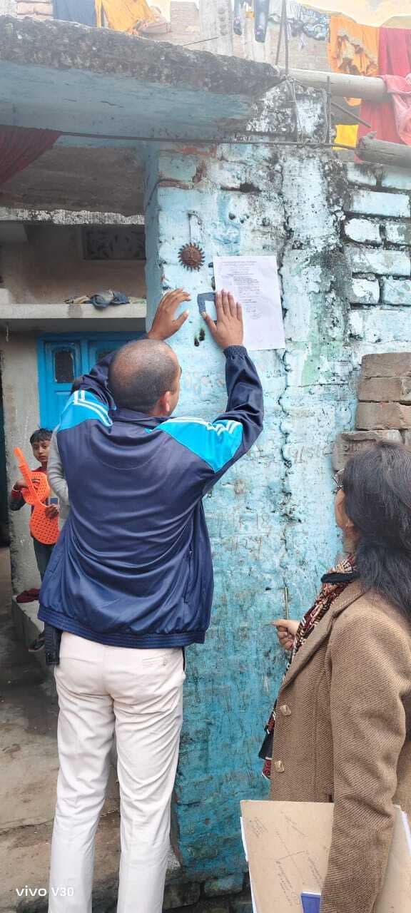 पुलिस ने अभियान चलाकर आरोपितों के घर इश्तेहार चिपका हुई कुर्की जब्ती