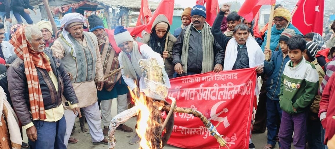 भाकपा माले नेताओं ने पीओ का पुतला फूंका