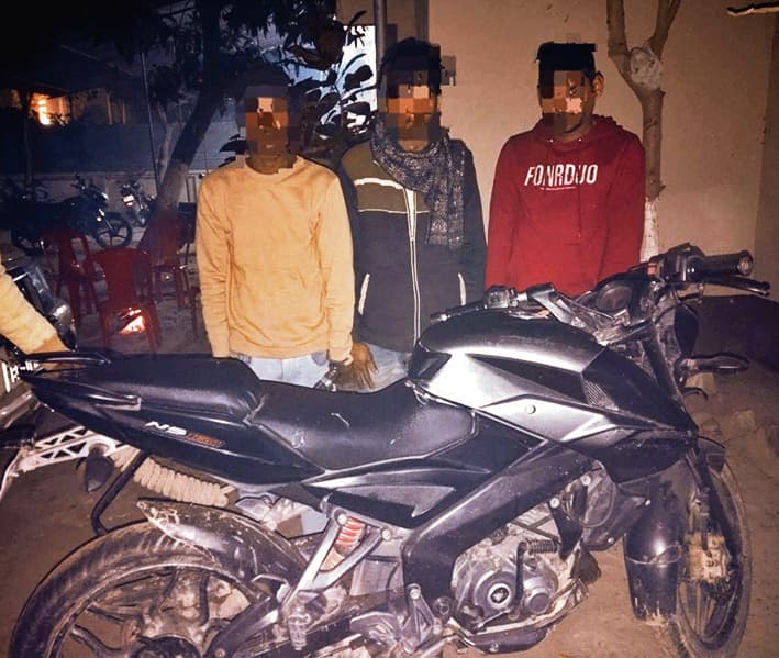 Hajipur News : राजापाकर में चोरी की बाइक बेचने के लिए निकले तीन बदमाश गिरफ्तार