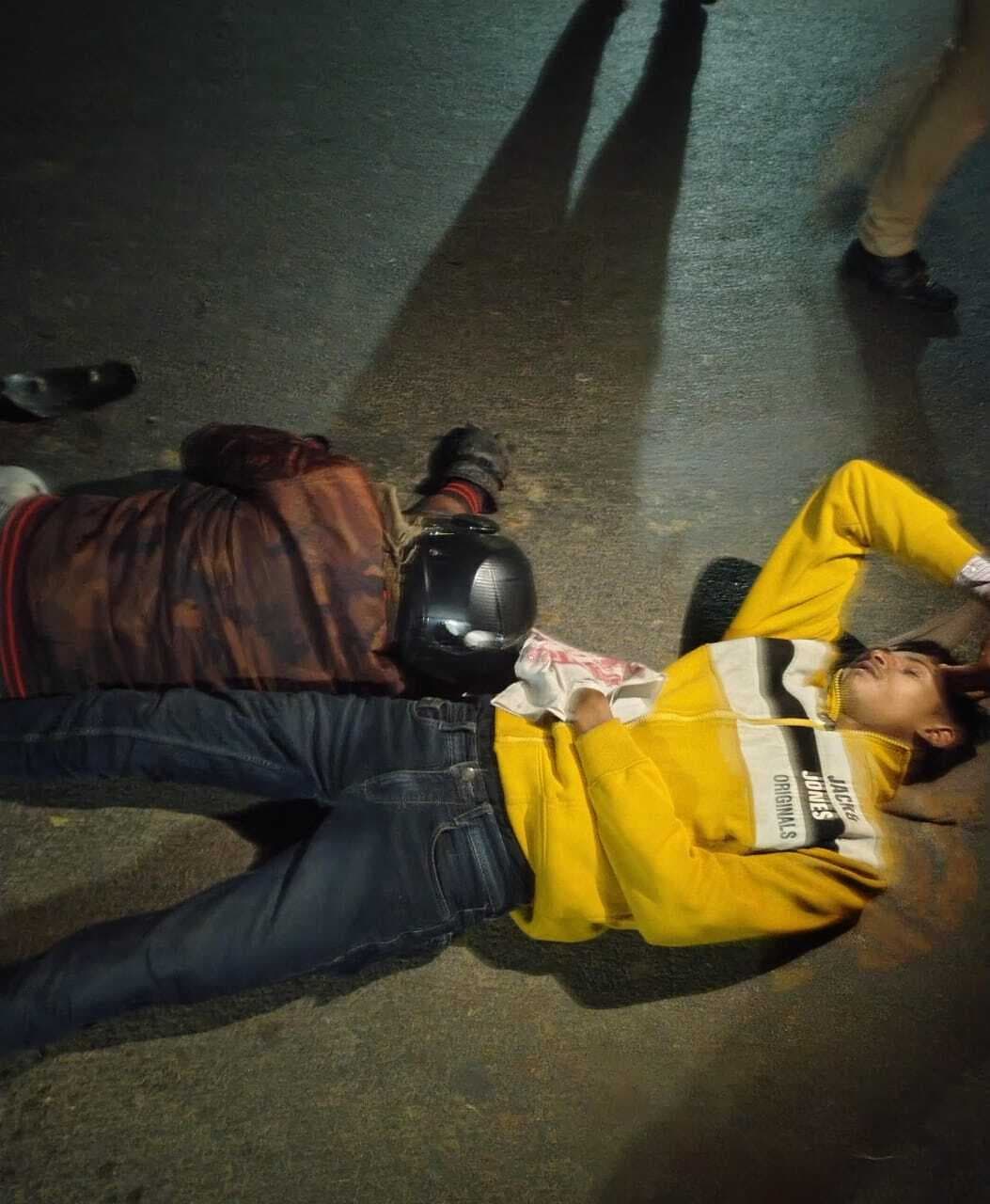 खड़े ट्रक से टकरायी बाइक, एक युवक की मौत, दूसरा जख्मी