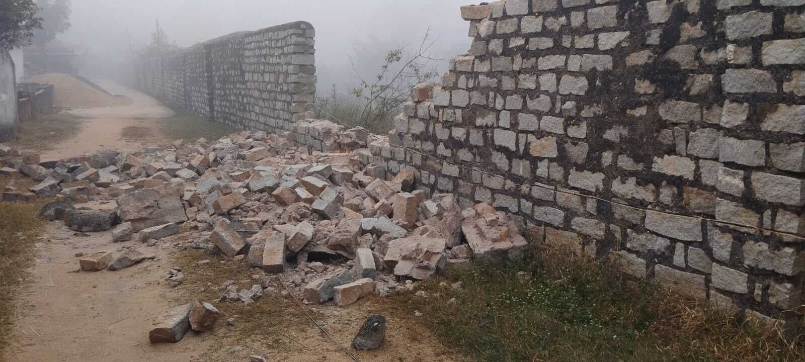 तोरपा शहरी क्षेत्र में घुसा हाथी, कई घरों को किया ध्वस्त