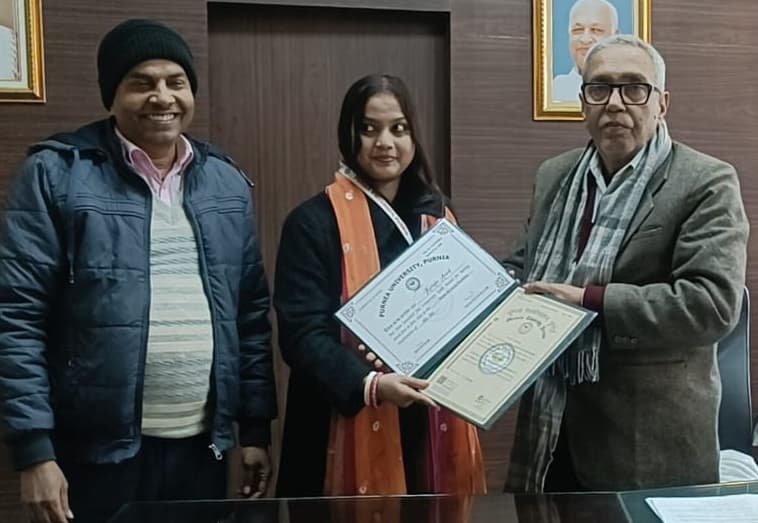 गोल्ड मेडलिस्ट छात्रा को वीसी ने दिया सर्टिफिकेट