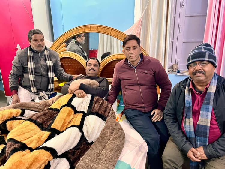 हादसे में जख्मी विधायक का हाल जानने पटना पहुंचे कई कार्यकर्ता