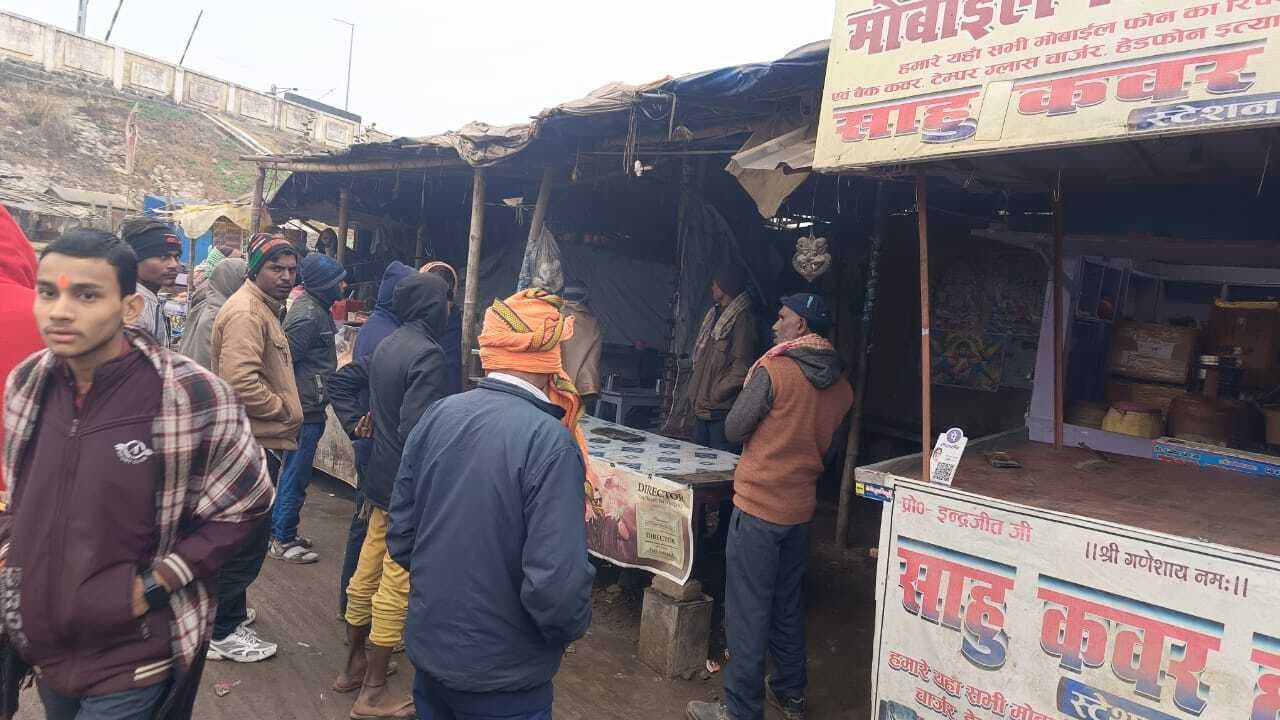 मोबाइल दुकान का ताला तोड़ कर चोरी