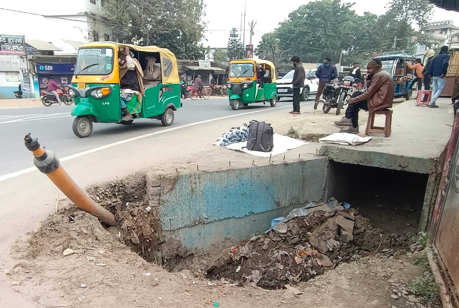 ... राहगीरों को जख्म बांट रहे एनएच के खुले नाले