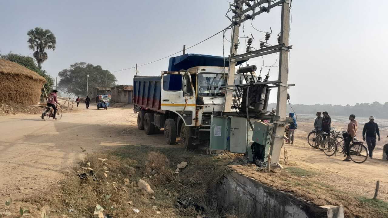 अनियंत्रित हाइवा ने बिजली पोल में मारी टक्कर, एक घंटे तक विद्युत रही बाधित