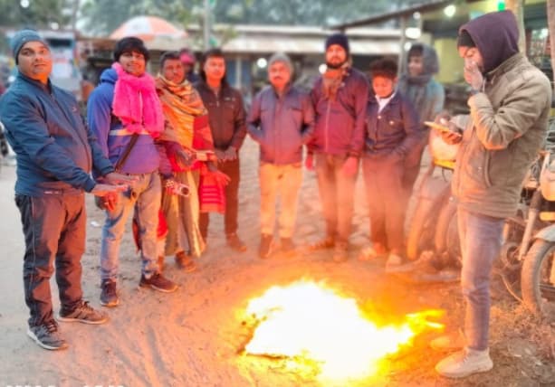 कड़ाके की ठंड से जनजीवन अस्तव्यस्त, घरों में दुबके लोग