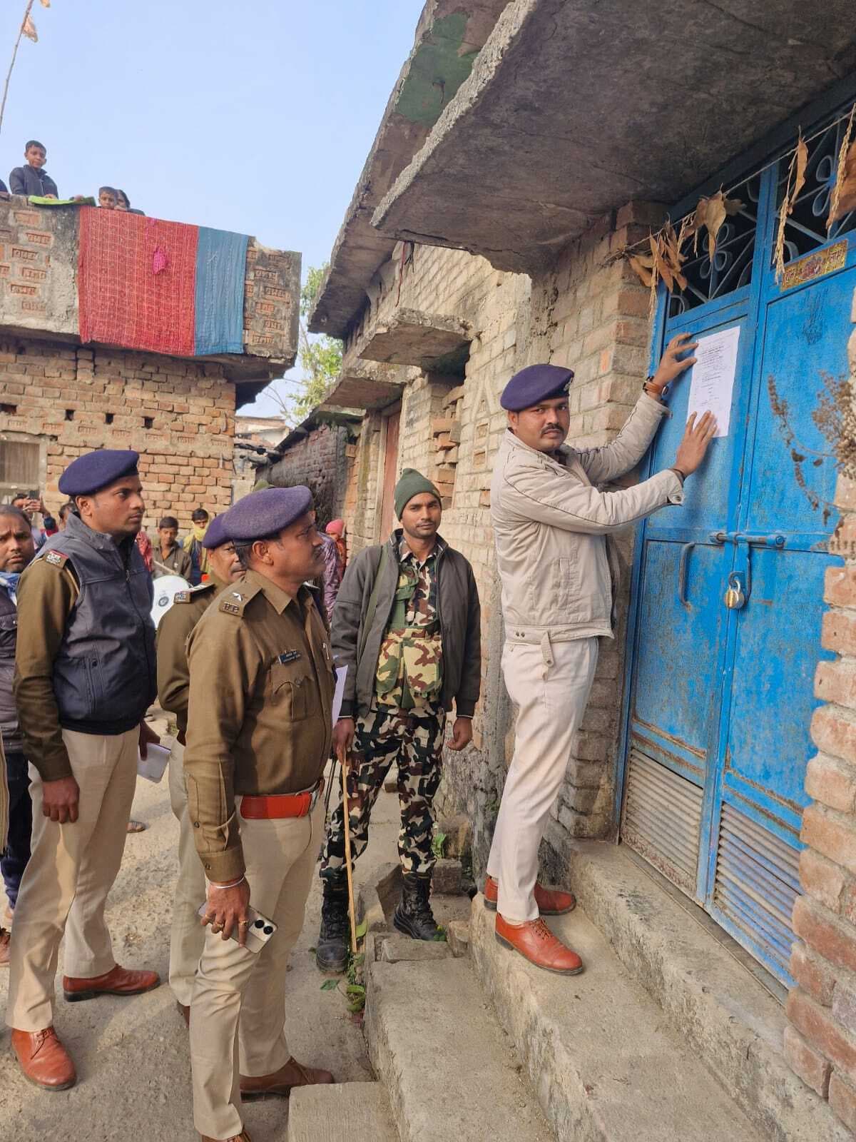 खेमतरनी स्थान व पवई गांव में हत्यारोपी के घर पुलिस ने चिपकाया इश्तेहार