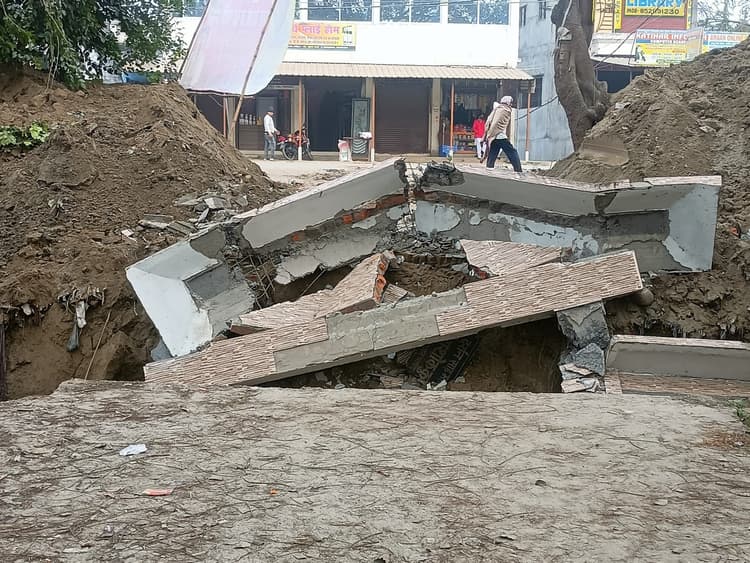 स्टॉर्म वाटर ड्रेनेज की खुदाई से डीएस काॅलेज का मुख्यद्वार धाराशायी