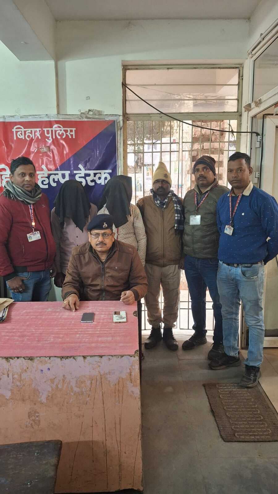 Gaya News : चोरी के मोबाइल फोन के साथ दो आरोपित गिरफ्तार