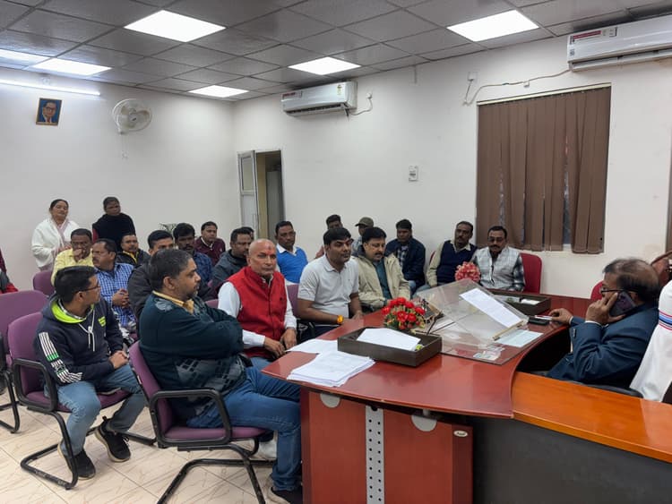 Jamshedpur news. एमजीएम कॉलेज परिसर में उड़ती धूल व गंदगी के कारण फैल रही बीमारी, बच्चे हो रहे बीमार