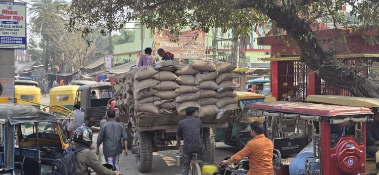 आजमनगर मुख्य बाजार में अतिक्रमण के कारण लग रहा जाम