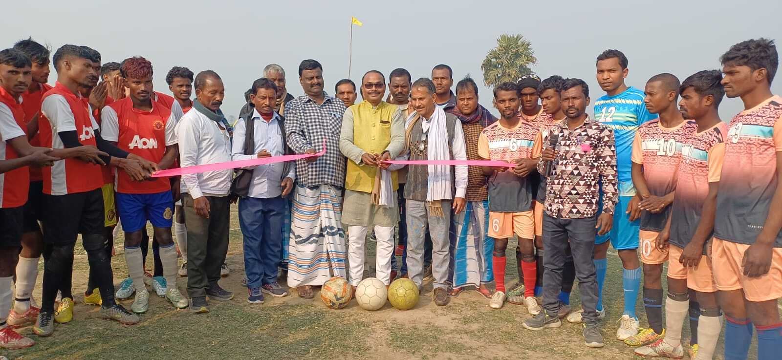 टूर्नामेंट के उद्घाटन मैच में वृन्दाबारी की टीम ने 3-1 गोल से कुम्हला को हराया