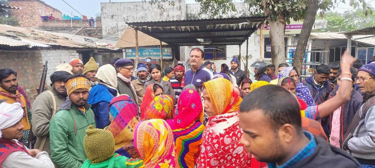 सीएचसी में शिफ्ट को लेकर ग्रामीणों ने किया धरना-प्रदर्शन एवं आंदोलन