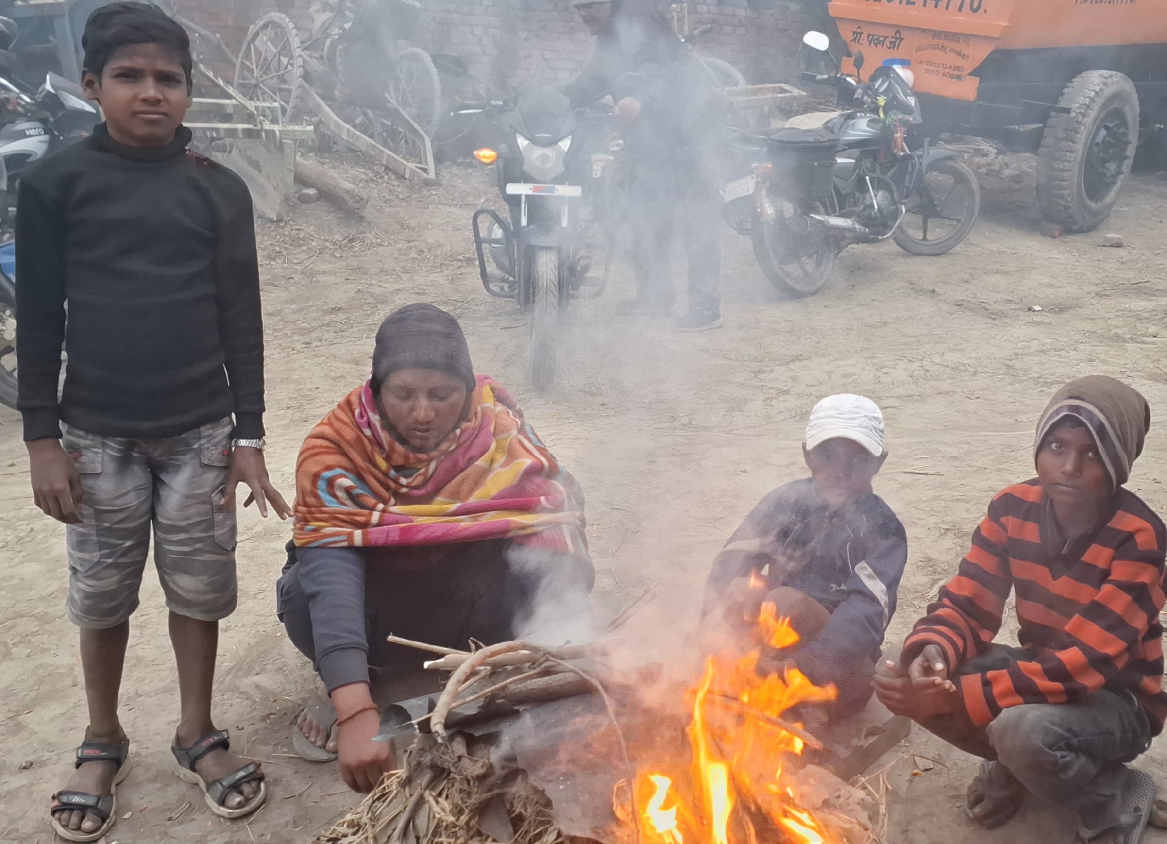 ठंड में फुटपाथ पर रहने वाले लोगों के लिए अलाव सहारा