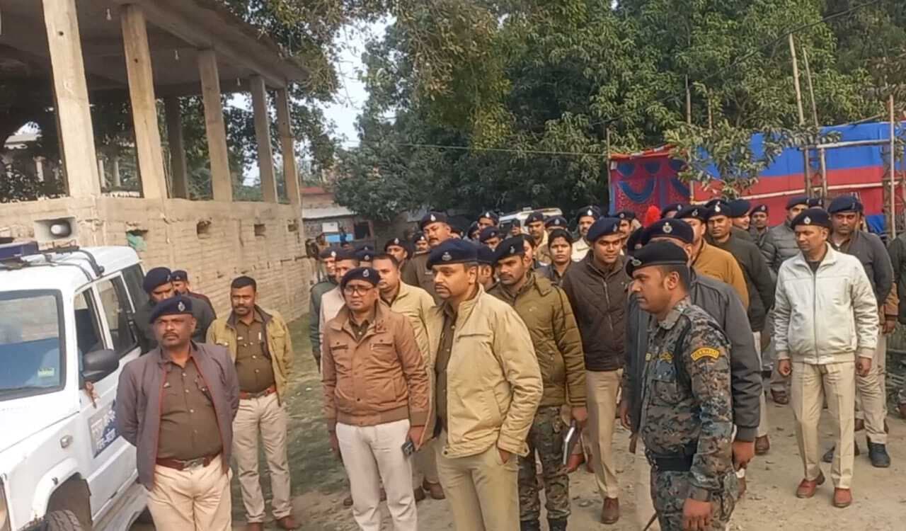 बरारी के भवानीपुर सोनाखाल में एसपी ने जिला के सभी थानाध्यक्षों के साथ की बैठक