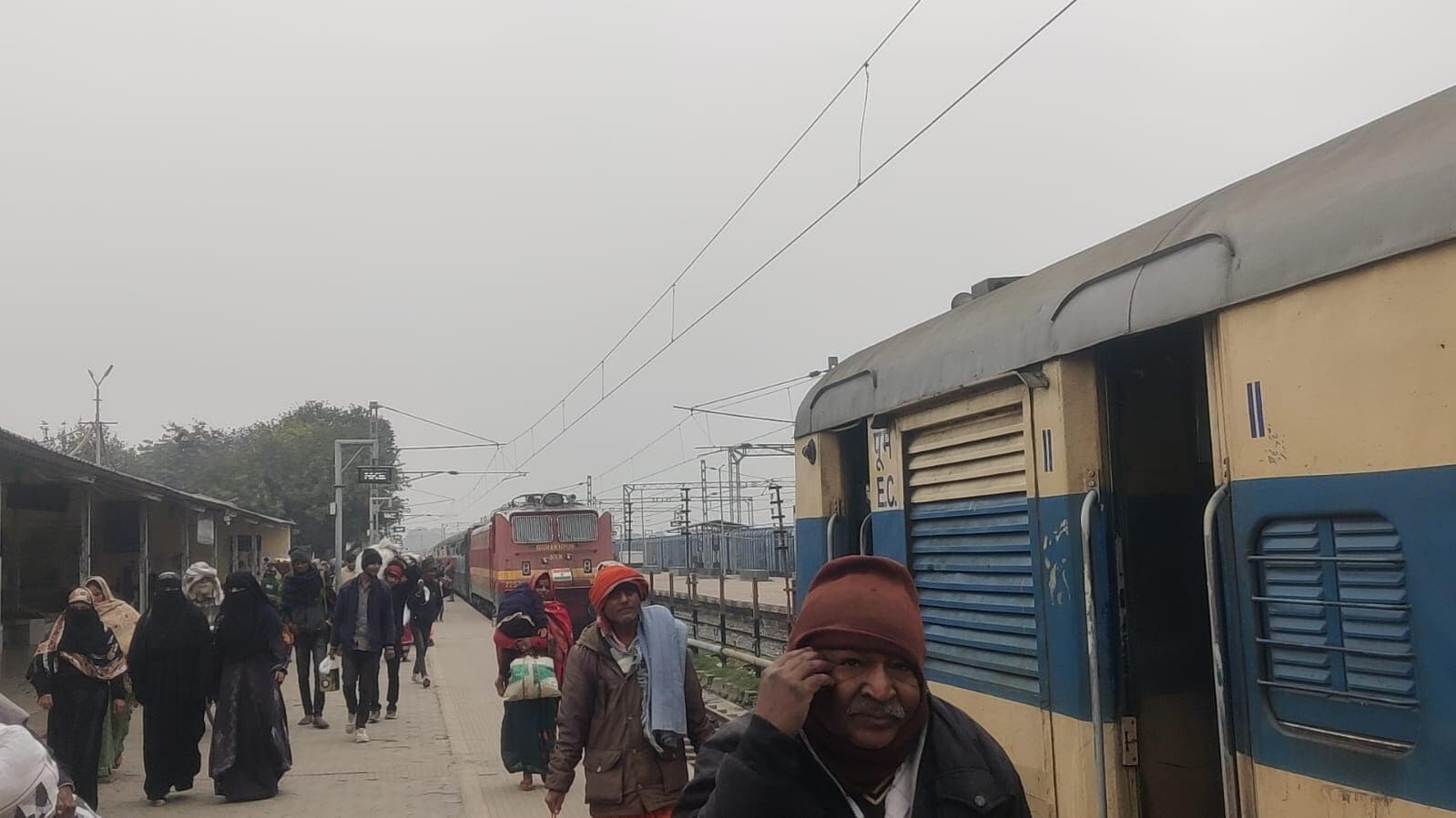 नरकटियागंज जंक्शन पर एक ही ट्रैक पर आ गयीं दो ट्रेनें, यात्री हैरान