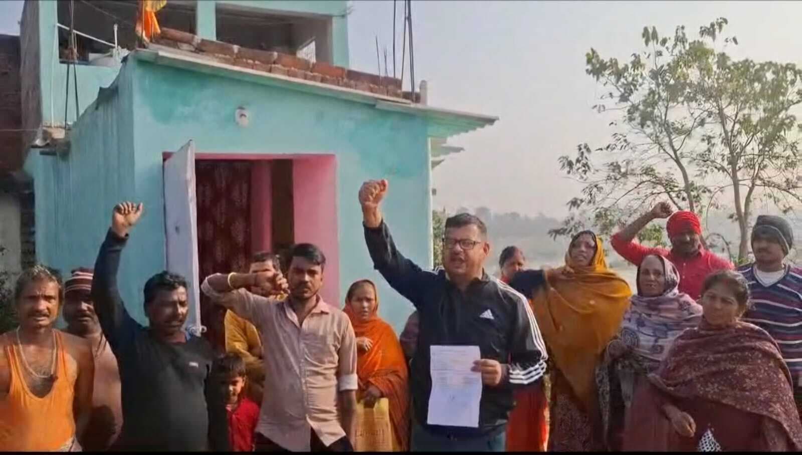 Jamshedpur news. मानगो के लक्ष्मण नगर में अंचलाधिकारी ने मकान तोड़ने का दी नोटिस