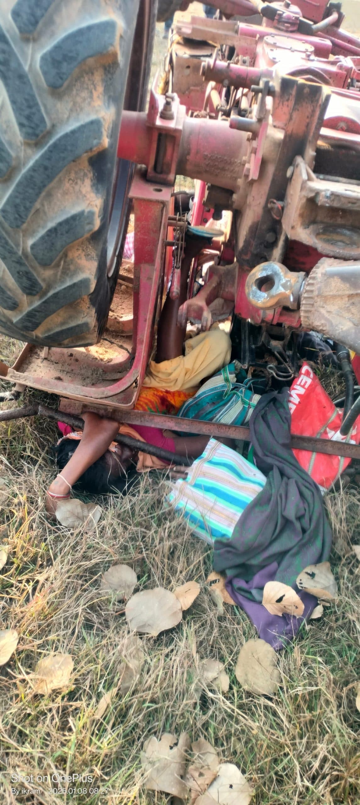 ट्रैक्टर पलटने से चालक व महिला मजदूर की दबकर मौत