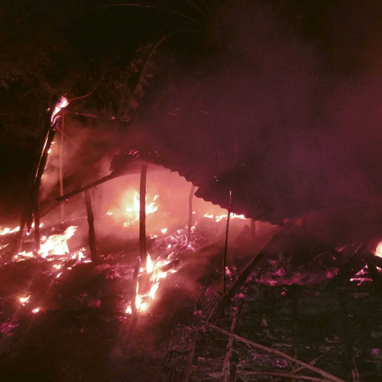 अगलगी में तीस हजार नकद व दो पटवन मशीन जलकर राख