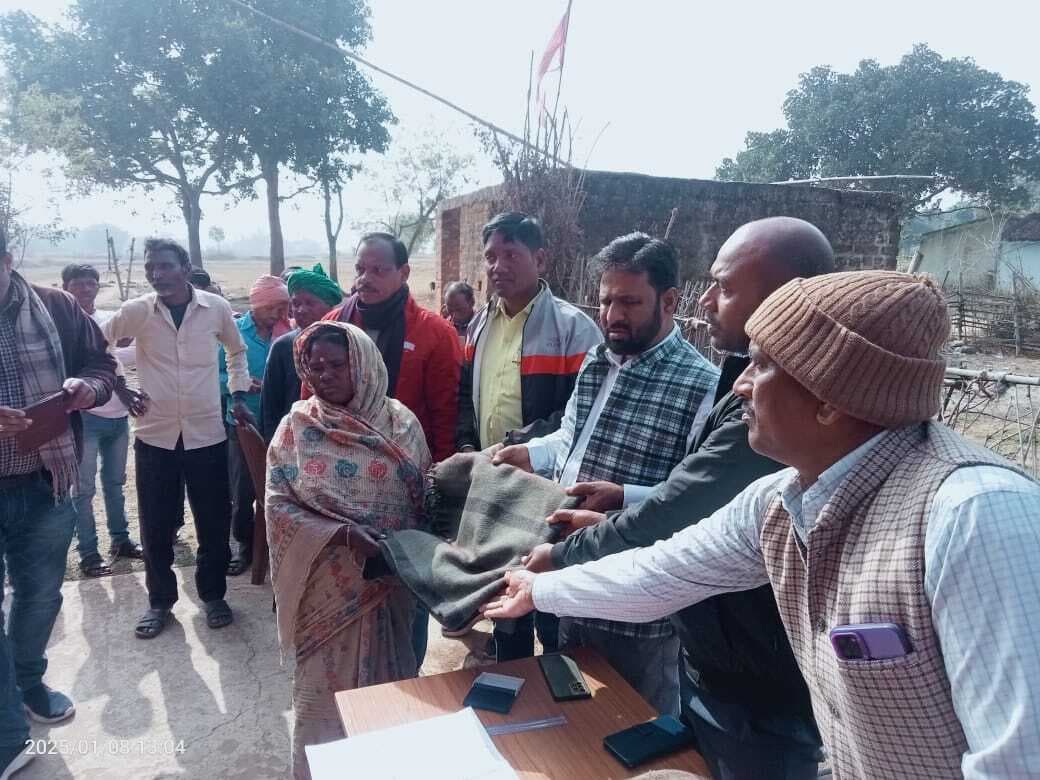 जरूरतमंदों के बीच कंबल का किया गया वितरण