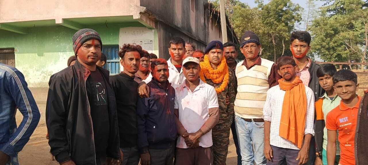 आर्मी से सेवानिवृत जवान का गांव पहुंचने पर हुआ भव्य स्वागत