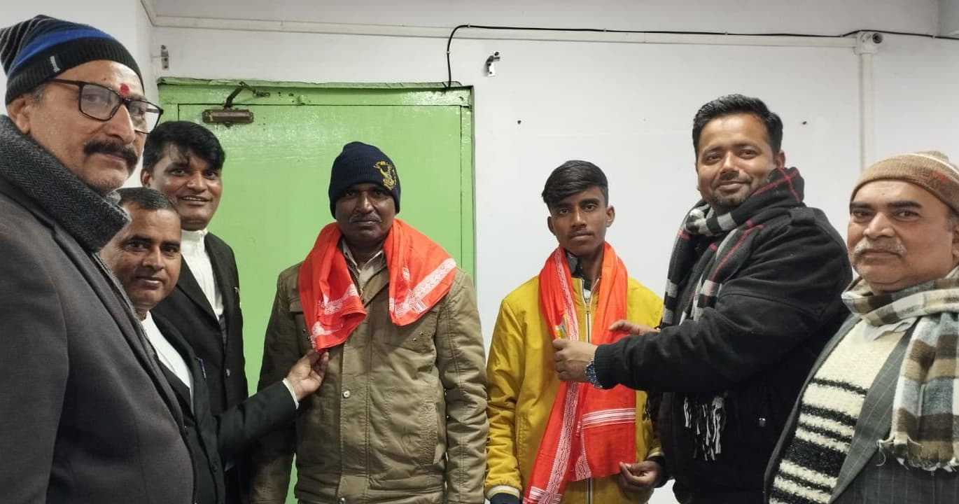 चौकीदार पुत्र ने गिरा हुआ पैसों से भरा बैग ईमानदारी पूर्वक लौटाया, हुए सम्मानित