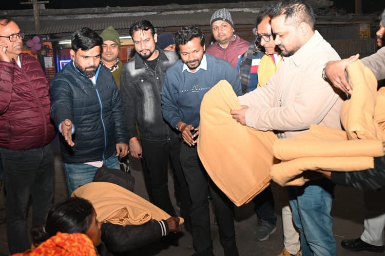 रेडक्रास सोसाइटी ने गरीबों के बीच किया कंबल का वितरण