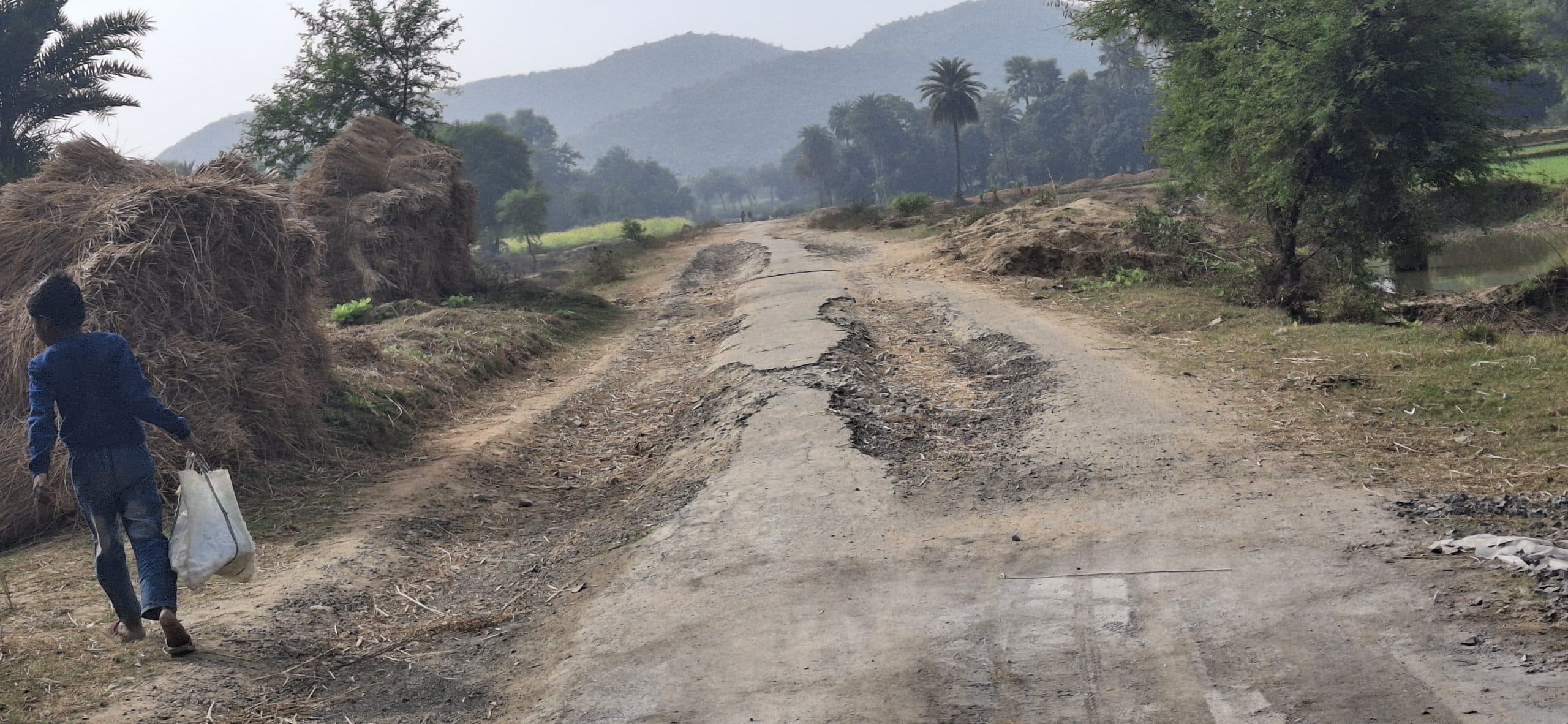 तीन वर्ष पूर्व बने शाहपुर-रामचंद्रपुर भाया झरना सड़क जर्जर, आवागमन में हो रही परेशानी