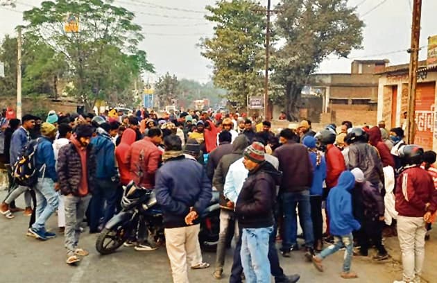 hajipur news. हाइवा की टक्कर से बाइक सवार युवक की मौत, जाम