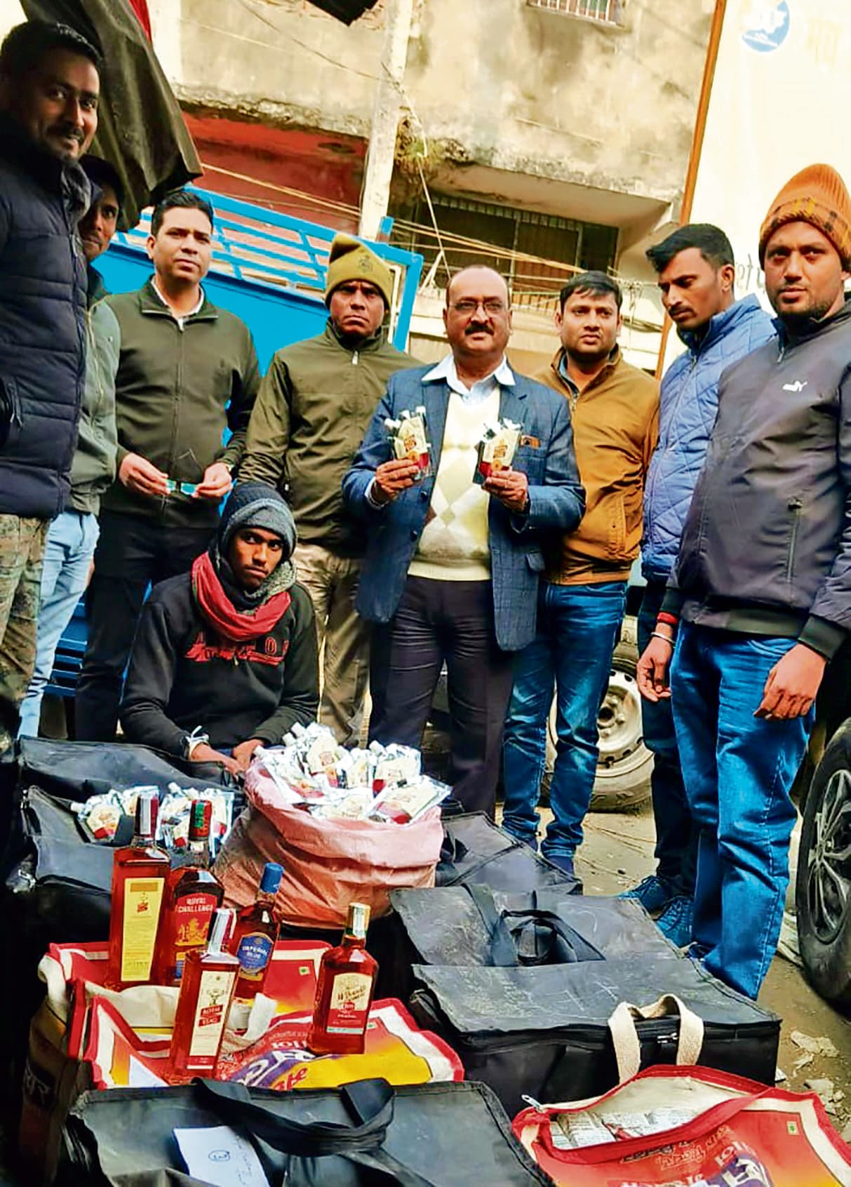 hajipur news. उत्पाद पुलिस ने 252 लीटर विदेशी शराब के साथ धंधेबाज को किया गिरफ्तार