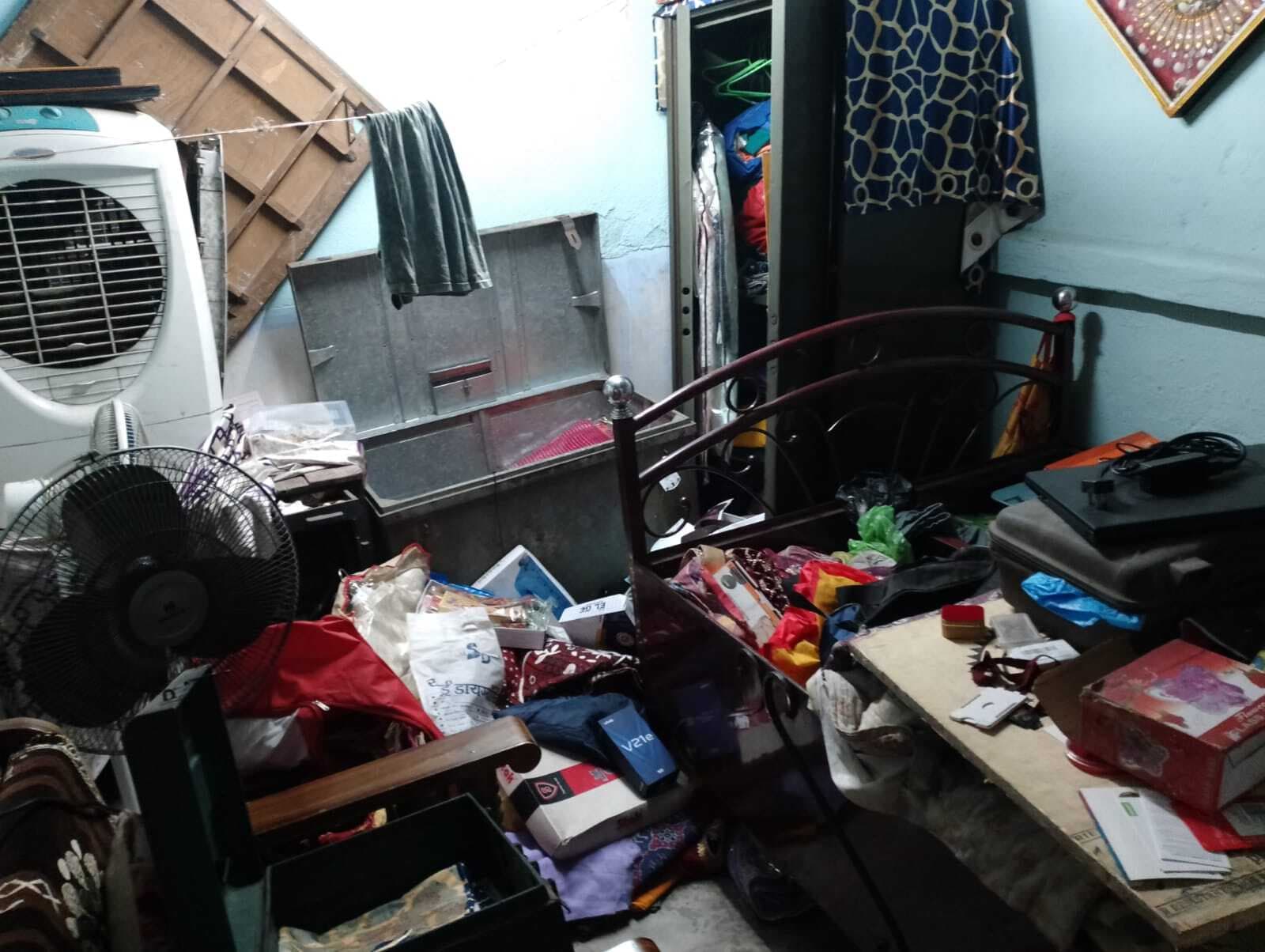 Dhanbad News : पत्नी की अंत्येष्टि करने सपरिवार घर गये हैं पूर्व कोलकर्मी, चोरों ने आवास कर दिया खाली