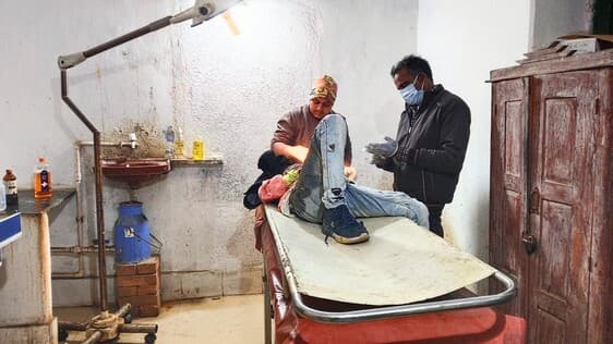 गंधर्वपुर मार्ग पर सड़क दुर्घटना में बाइक सवार घायल