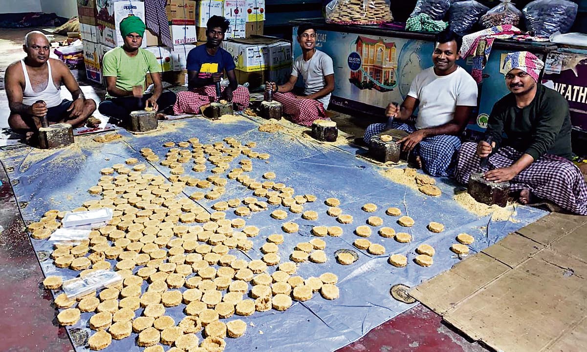 Rourkela News: गया के तिलकुट की सौंधी खुशबू से महक रहे स्मार्ट सिटी के बाजार