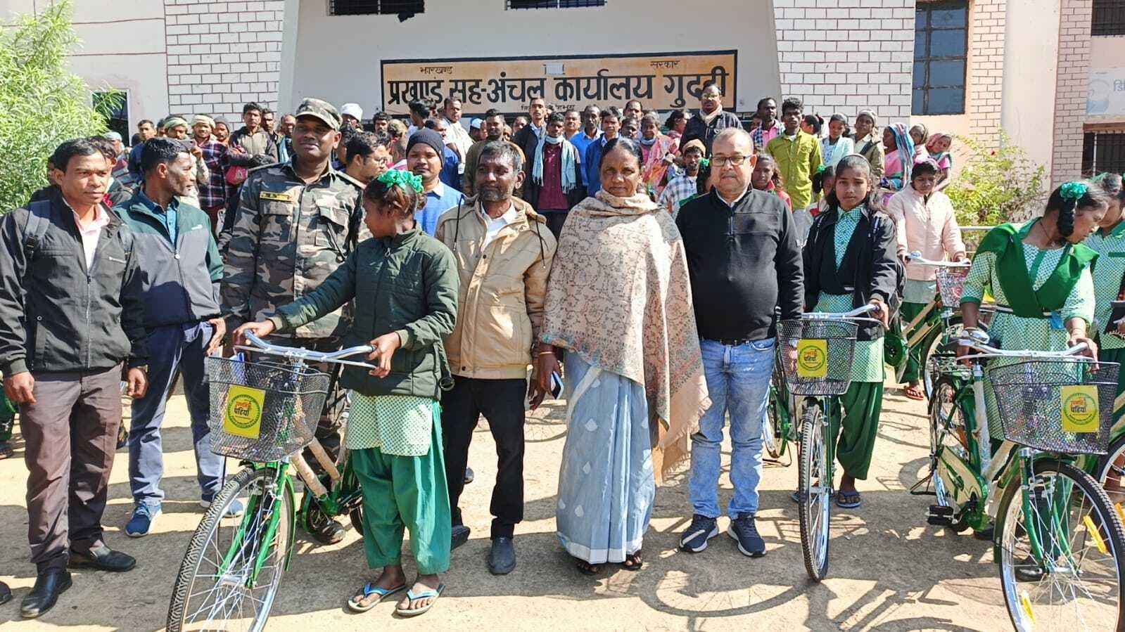 Chaibasa News : लगन के साथ पढ़ाई कर बच्चे बनें अधिकारी, नाम रोशन करें  : जोबा