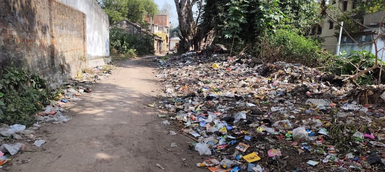 East singhbhum news : झुग्गी-झोपड़ी में बीत गये 70 साल, आवास का सपना नहीं हुआ साकार