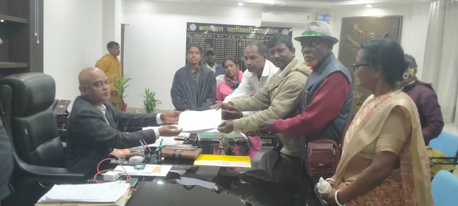 East singhbhum news : एसडीओ सर! वन पट्टा के 211 दावेदारों की सूची व अमीन नियुक्त करें