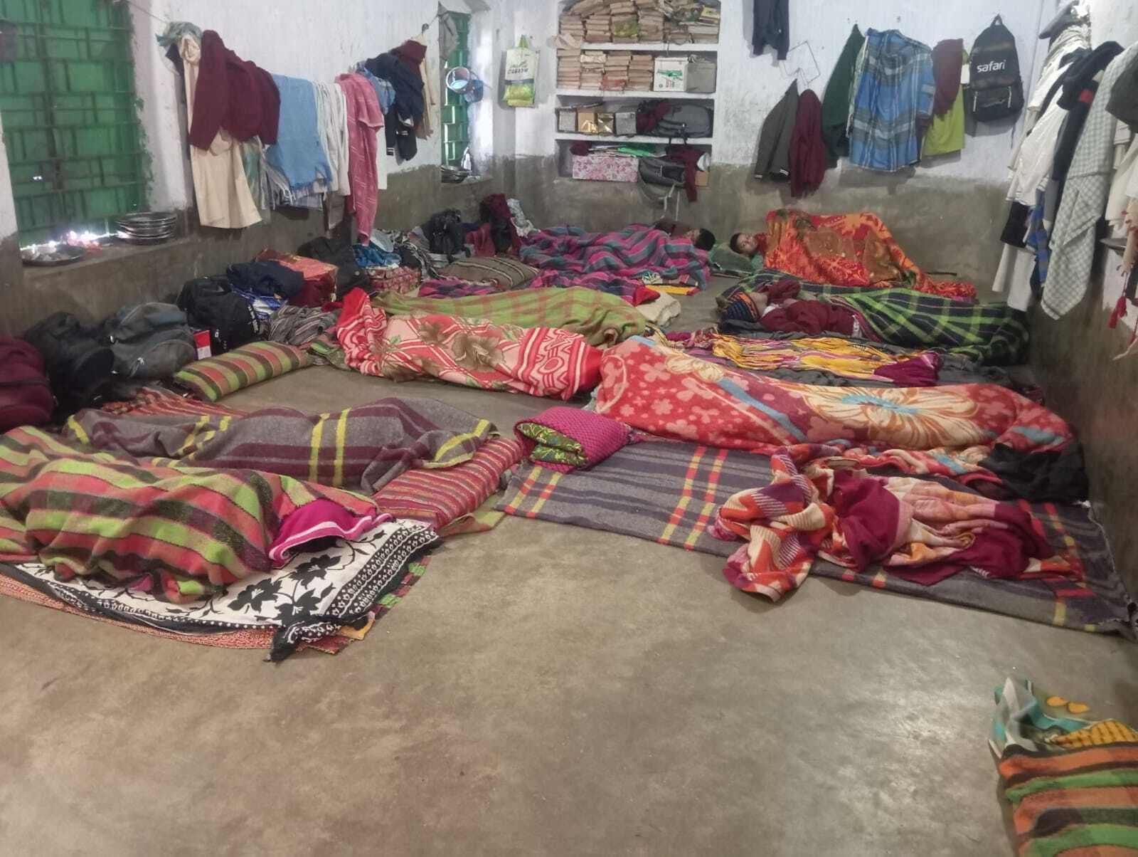 East singhbhum news : 40 बच्चों के लिए बेड नहीं, ठंड में फर्श पर सोने को विवश