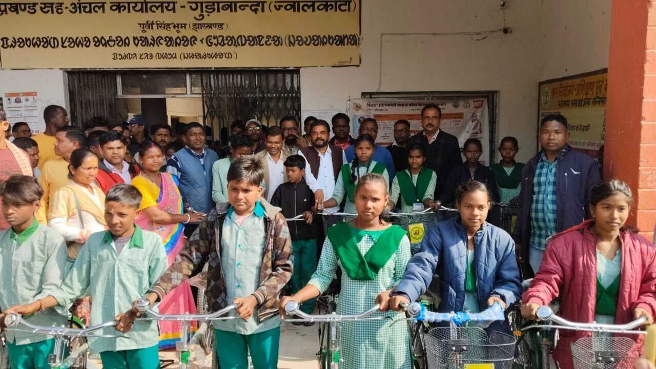 East singhbhum news : अबुआ आवास योजना की सूची की सभी को जानकारी दें कर्मी : समीर