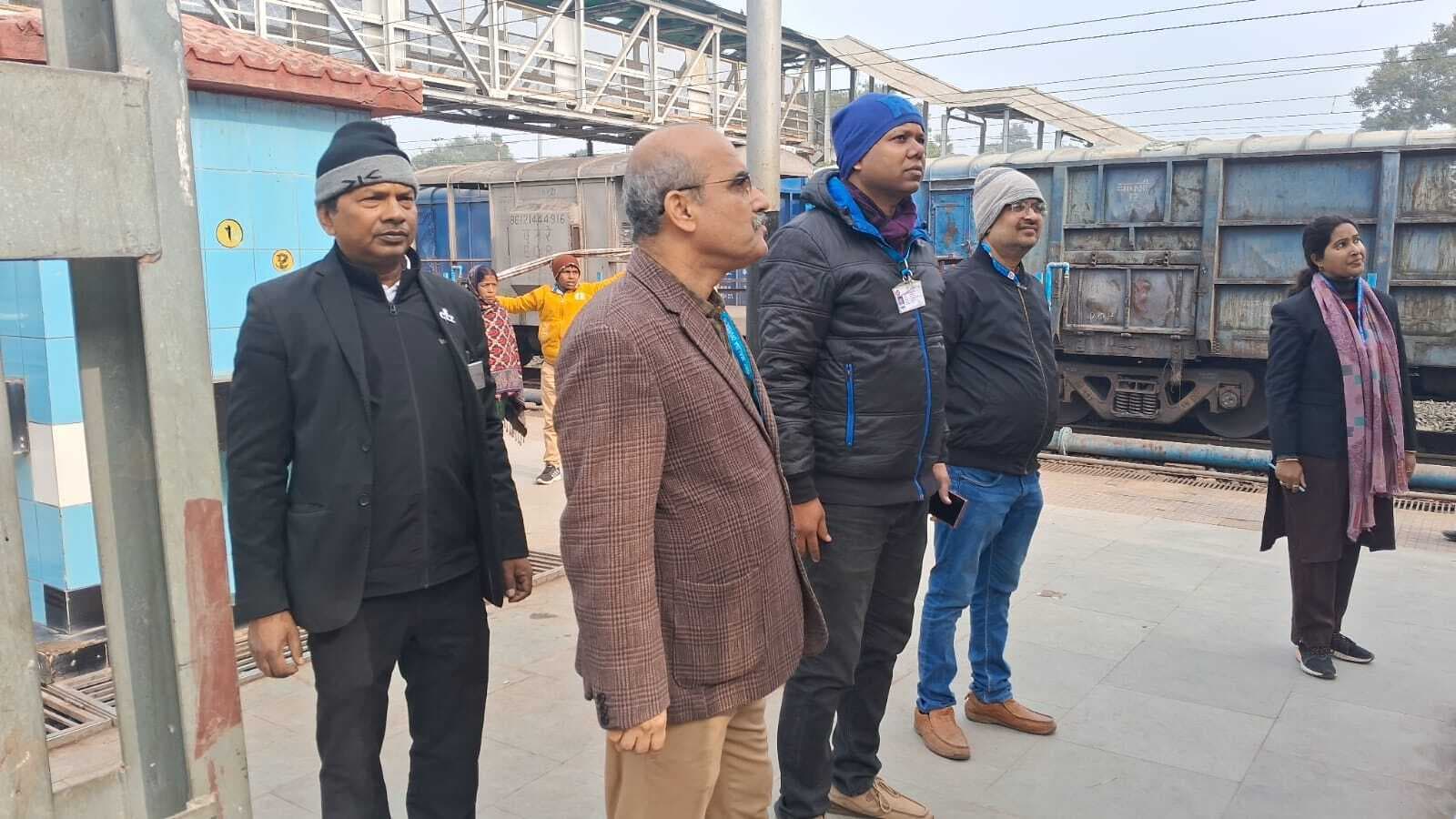 टिकट जांच अभियान में 77,160 रुपये वसूला जुर्माना