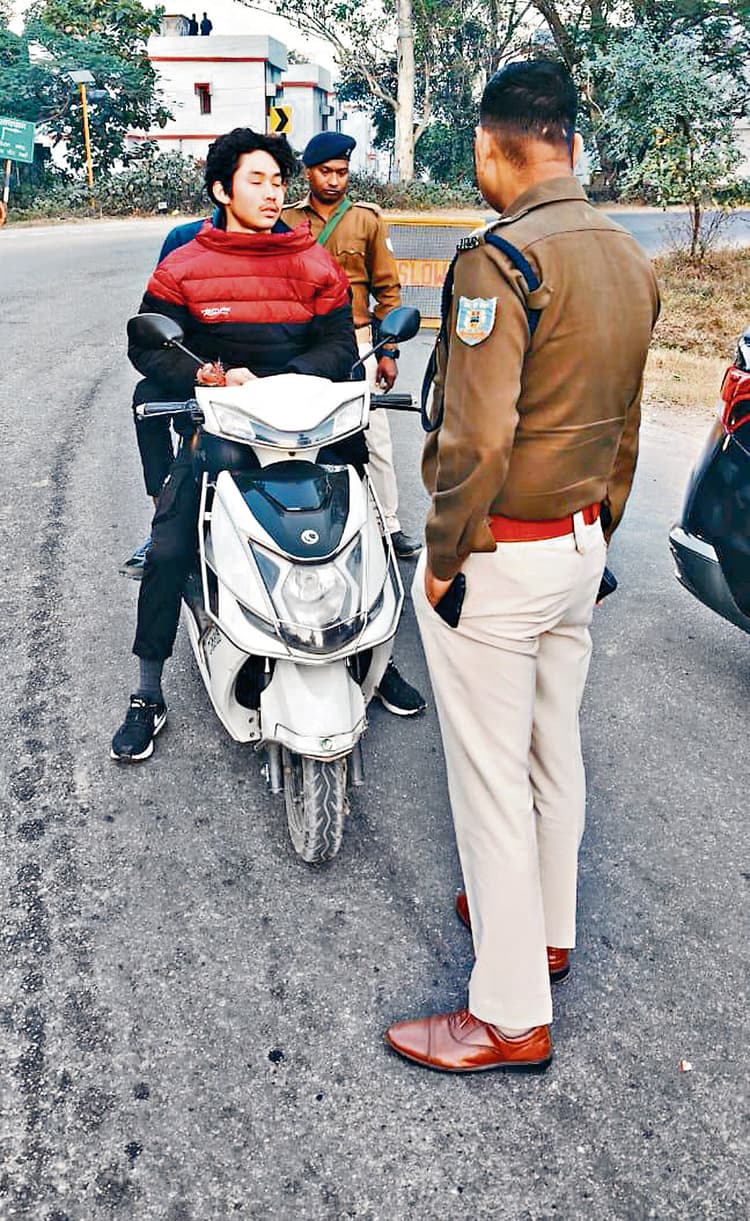 Ranchi news : ट्रैफिक नियमों के उल्लंघन पर कार्रवाई, कई वाहनों का कटा चालान