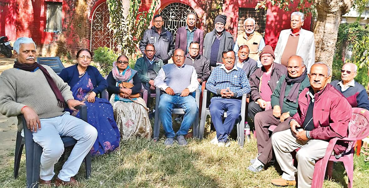 RU News : शिक्षक विरोधी कार्य करनेवाले अफसरों की सेवा विवि को लौटायी जाये : संघ